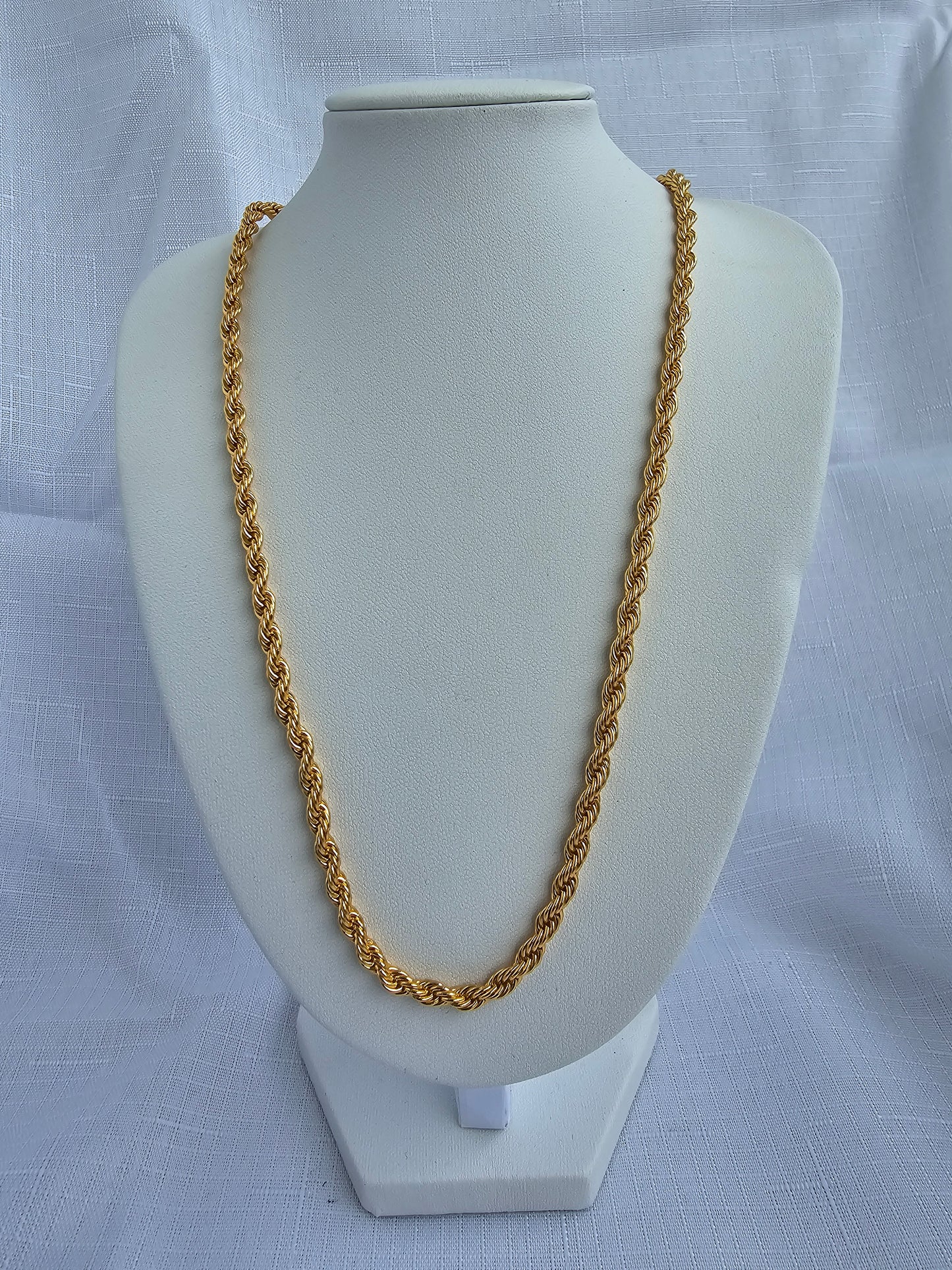 Gedrehte Kette 60 cm. 22 Karat vergoldet.